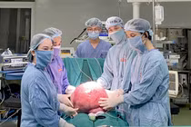 Uống thuốc nam trị u buồng trứng, người phụ nữ gánh khối u 15 kg 