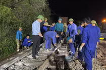 Trắng đêm khắc phục sự cố tai nạn đường sắt Bắc - Nam