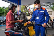 Giá xăng giảm lần thứ hai liên tiếp, RON 95 thấp nhất 5 năm