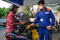 Giá xăng giảm lần thứ hai liên tiếp, RON 95 thấp nhất 5 năm