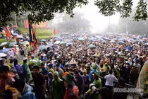 Hàng vạn du khách xếp hàng tham quan Di tích lịch sử Đền Hùng