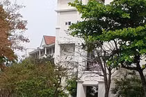 Lan can rơi xuống sân trường khiến 3 nữ sinh phải nhập viện