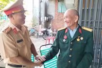 Cựu chiến binh Trần Văn Thanh xúc động trước tình cảm của người dân Đồng Nai