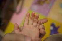 Trung Quốc: Cô giáo mải nghịch điện thoại, bé gái 3 tuổi qua đời