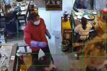 Cô gái bị người lạ hất thẳng nồi lẩu nóng vào mặt