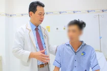 Diễn xiếc nuốt kiếm dài hơn 40cm, nam thanh niên bị đâm thủng thực quản