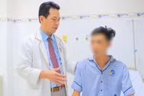 Diễn xiếc nuốt kiếm dài hơn 40cm, nam thanh niên bị đâm thủng thực quản