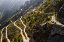 Khám phá con đường ngoằn ngoèo, 38 khúc cua tay áo nguy hiểm nhất thế giới