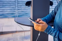 Cẩn trọng trước những hệ lụy khi kết nối điện thoại với cổng sạc công cộng