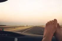 Liệt 2 chân vì thói quen gác chân lên táp-lô xe ô tô