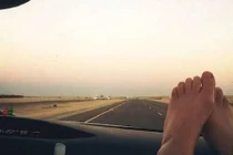 Liệt 2 chân vì thói quen gác chân lên táp-lô xe ô tô