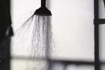 Tắm khuya tăng nguy cơ đột quỵ