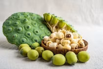 Hạt sen đại bổ nhưng những người này không nên ăn