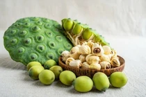 Hạt sen đại bổ nhưng những người này không nên ăn