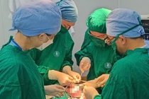 Phẫu thuật thành công cho bé trai 8 tháng tuổi bị chảy máu não do ngã