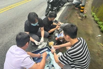 Đang đi du lịch, nhóm bác sĩ cấp cứu người bị tai nạn giữa đèo