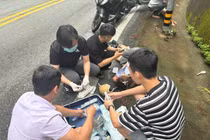Đang đi du lịch, nhóm bác sĩ cấp cứu người bị tai nạn giữa đèo