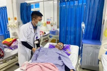 Đốt than sưởi ấm trong phòng kín, 4 người trong gia đình nhập viện cấp cứu