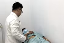 Thuê thợ xăm đến nhà... cắt bao quy đầu, nam thanh niên nhập viện cấp cứu