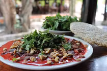 Tưởng bổ máu, nào ngờ tiết canh mang mầm truyền bệnh