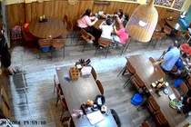 Giây phút nữ điều dưỡng cứu du khách nước ngoài ngừng tim đột ngột 