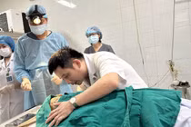 Bác sĩ quân y nén đau buồn, hiến giác mạc của mẹ cho y học