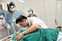 Bác sĩ quân y nén đau buồn, hiến giác mạc của mẹ cho y học