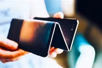 Huawei sắp ra mắt smartphone màn hình gập ba, Samsung có lo ngại?