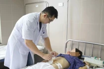 Suýt mất mạng vì... tự thụt tháo đại tràng để trẻ hóa, giảm cân