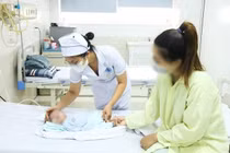 Giây phút cứu sống bé trai 7 ngày tuổi ngừng thở vì sặc sữa 