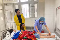 Sưng phù, rối loạn đông máu do tự đắp lá trị rắn cắn