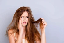 Dấu hiệu "tố cáo" bạn chưa gội đầu đúng cách khiến tóc "xuống cấp" nhanh