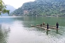 Dừng đua thuyền độc mộc trên hồ Ba Bể do không bảo đảm an toàn
