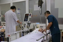 Người đàn ông tử vong sau chầu nhậu, ngộ độc Methanol nguy hiểm sao?