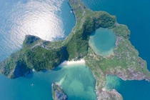 Ngắm vẻ đẹp nguyên sơ đảo Mắt Rồng - "con mắt" huyền bí trên vịnh Hạ Long