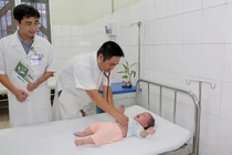 Trẻ nhũ nhi sốt xuất huyết nặng, dấu hiệu nhận biết bệnh