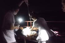 Đi xuồng xuyên đêm ra đảo cứu người dân bị rắn độc cắn