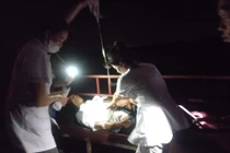 Đi xuồng xuyên đêm ra đảo cứu người dân bị rắn độc cắn