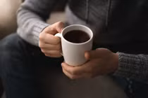 Có nên uống cà phê khi bụng đói?