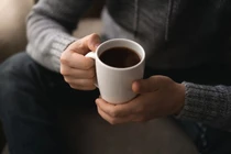 Có nên uống cà phê khi bụng đói?