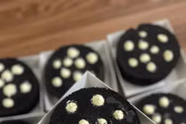 Đu trend làm bánh "viên than tổ ong" nhân sốt trứng muối