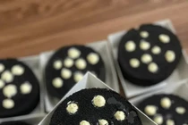 Đu trend làm bánh "viên than tổ ong" nhân sốt trứng muối