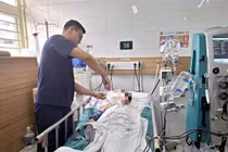 Uống thuốc nam không rõ nguồn gốc, người phụ nữ hôn mê, suy gan cấp