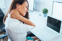 Đau mỏi vai gáy - Nỗi lo của dân văn phòng