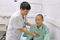 Dọn bùn bẩn sau mưa bão, người đàn ông nhiễm vi khuẩn "ăn thịt người"