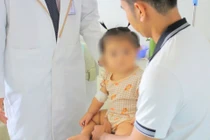 Bé gái 11 tháng tuổi bị sốc mất nước, nguy kịch do... tiêu chảy cấp