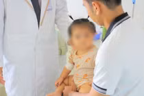 Bé gái 11 tháng tuổi bị sốc mất nước, nguy kịch do... tiêu chảy cấp