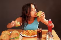 Ám ảnh về cân nặng, nữ sinh 20 tuổi mắc chứng "ăn vô độ tâm thần"