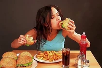 Ám ảnh về cân nặng, nữ sinh 20 tuổi mắc chứng "ăn vô độ tâm thần"