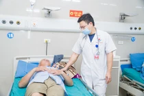 Đi phun thuốc giữa trời nắng nóng, người đàn ông bị suy thận cấp